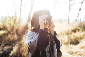 美女拿相机拍照图片