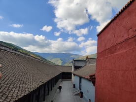 站在山顶看另一座山