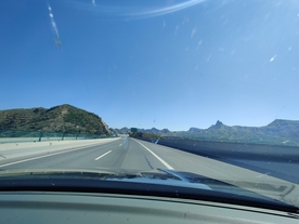 行驶在告诉上的汽车第一视角