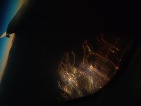 飞机俯瞰城市夜空