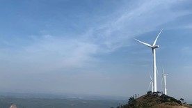 风力发电机组正视拍摄