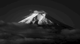 富士山黑白灰雪景图