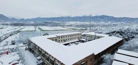 鸟瞰下雪后的山川