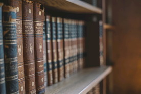 棕色 精装 书很多 书 书架