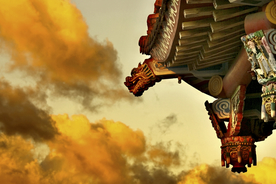 黄昏下的宫廷屋檐