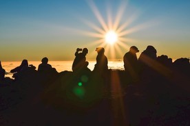 山顶上人的轮廓