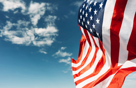 美国国旗与天空