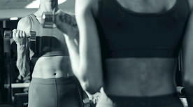 女性 健身 健身房 哑铃