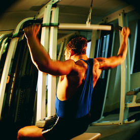 帅哥拉伸健身运动