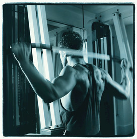 帅哥拉伸健身运动