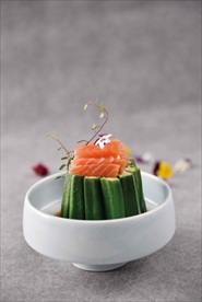 捞汁秋葵配三文鱼