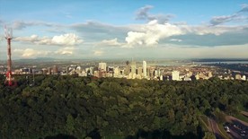 航拍远方城市群森林视频