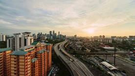 高清航拍城市公路穿梭车流