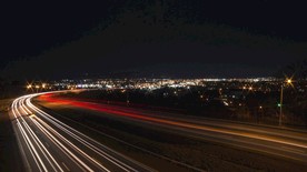 高清夜晚汽车在道路上高速穿梭视