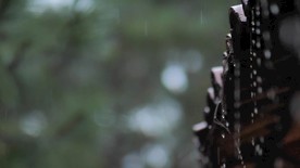 高清雨水顺屋檐流下视频