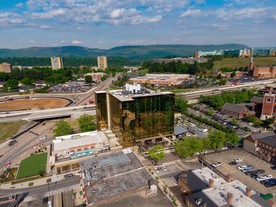 高清航拍城市街区房屋穿梭车流