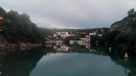 高清城市河流穿梭的船只