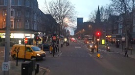 傍晚欧美街道车流穿梭