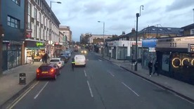 白天城市街道车流穿梭