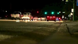 城市道路夜景穿梭车流