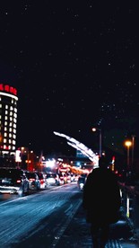 竖版城市夜景穿梭车流