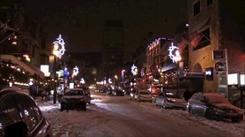 城市夜景穿梭的车道