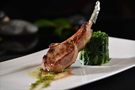 炭烧御品羊排配香草汁