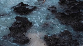 高清海浪拍击岩石