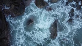 高清巨浪拍打海岸