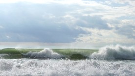 高清汹涌海浪冲击海滩