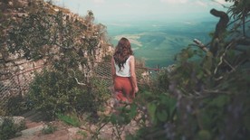 高清美女缓缓走向山边