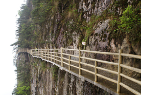 山坡吊桥