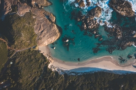 航拍海湾山崖风景