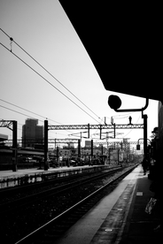 火车站台黑白照片