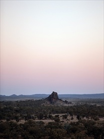 黄昏夜幕下的森林小山丘