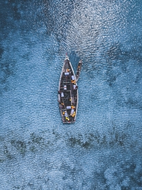 海中的三角船