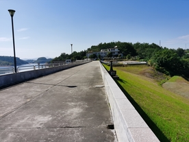 益塘水库大坝上的风景