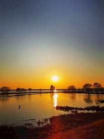 夕阳湖畔