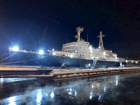 俄罗斯轮船风景摄影照片