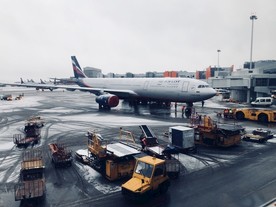 俄罗斯飞机场风景摄影照片下雪