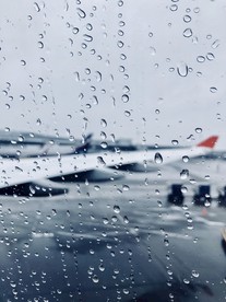 俄罗斯机场风景摄影照片下雨水滴