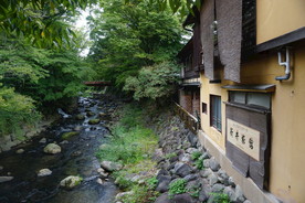 小溪边的旅馆