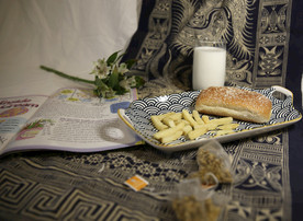 早晨生活面包牛奶