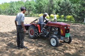 农用拖拉机翻地为草坪播种做准备