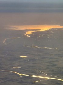 飞机上俯拍大地河流