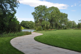 公园里的大草坪和弯曲的园路