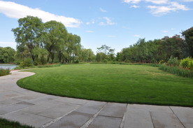 北京某公园的大草坪