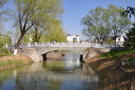 公园里的景观石拱桥