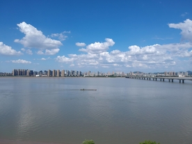 航拍跨江大桥航拍江面城市