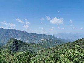 蓝天白云群山图